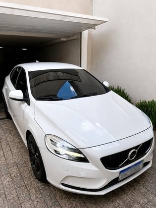 VOLVO V40 2.0 T4 MOMENTUM GASOLINA 4P AUTOMÁTICO